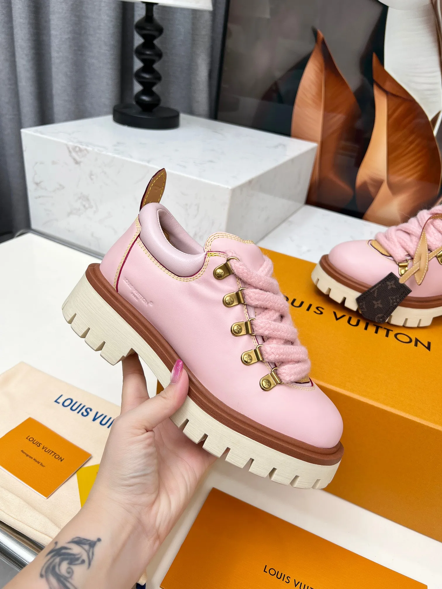 p660💰"Couple Style" LV Louis Vuitton's 2025 autumn and winter new style, developed one-to-one from the original version, retro fashionable, handsome and cool mountaineering derby shoes are now available.  Material: Imported first-layer cowhide Lining: Imported lambskin Outsole: Original molded TR non-slip outsole Sole height: 3.5cm Shoe size: Same style for men and women 35-45